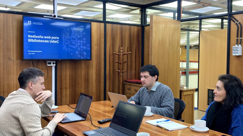 Equipo de Vinculación de Bibliotecas UdeC realiza reunión en sala contigua a Dirección