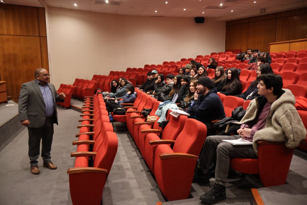Auditorio de la Facultad de Medicina durante capacitación de recursos bibliográficos digitales