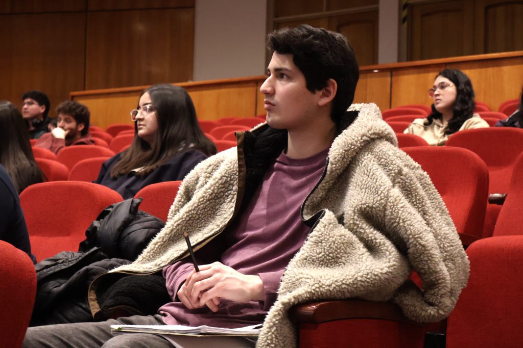 Estudiante escucha atentamente capacitación en recursos bibliográficos