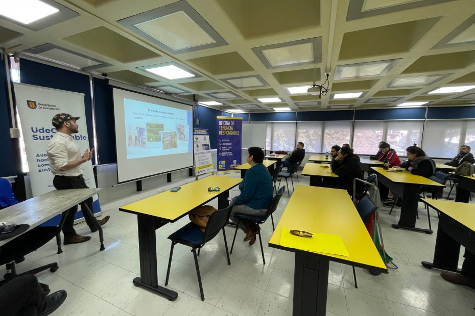 Asistentes escuchan a expositor durante última charla del ciclo Treiles realizada en la Biblioteca Central