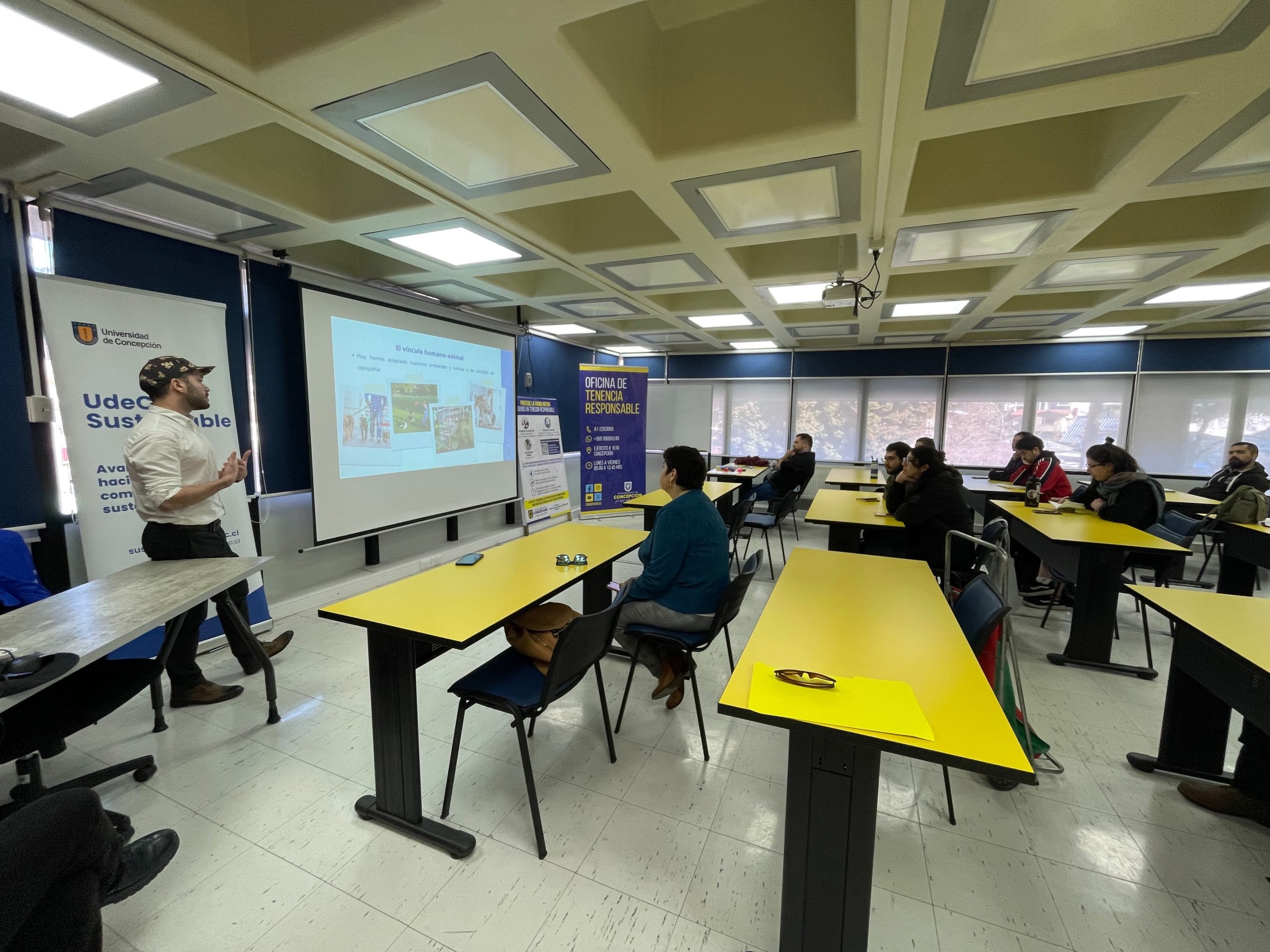 Asistentes escuchan a expositor durante última charla del ciclo Treiles realizada en la Biblioteca Central