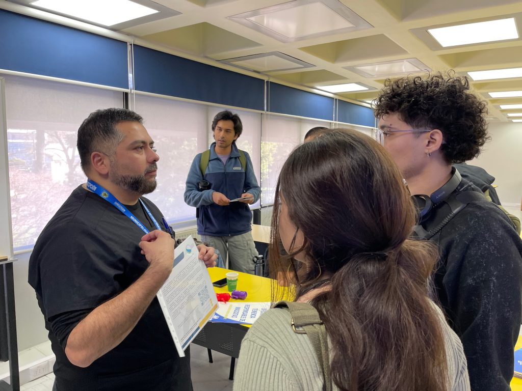 Representante de la Municipalidad de Concepción conversa con asistentes en una de las salas de la Biblioteca Central