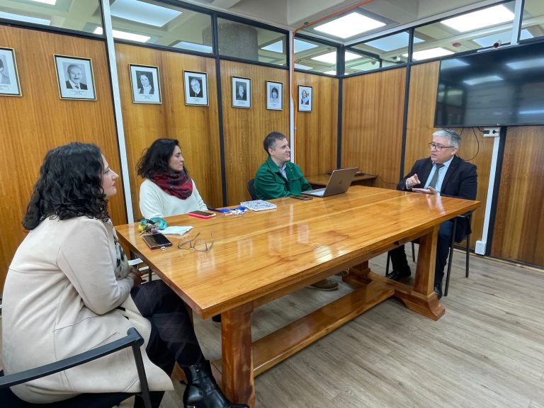 Equipo de Bibliotecas UdeC escucha a representante de Corcudec durante una reunión en Biblioteca Central UdeC