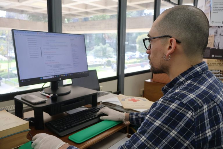 Integrante equipo proyecto Iberarchivos ingresa datos sobre digitalización en computador