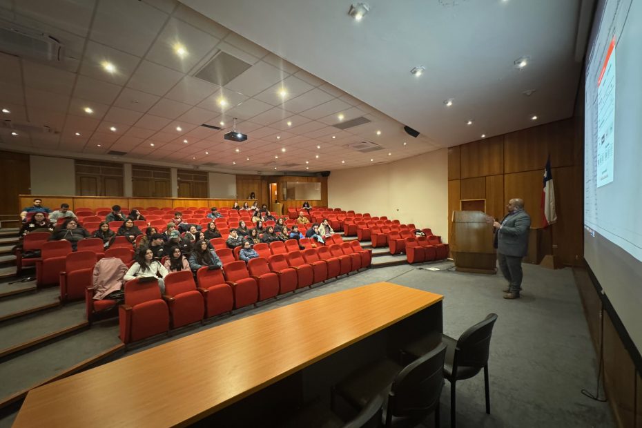 Auditorio de la Facultad de Medicina durante capacitación de recursos bibliográficos digitales