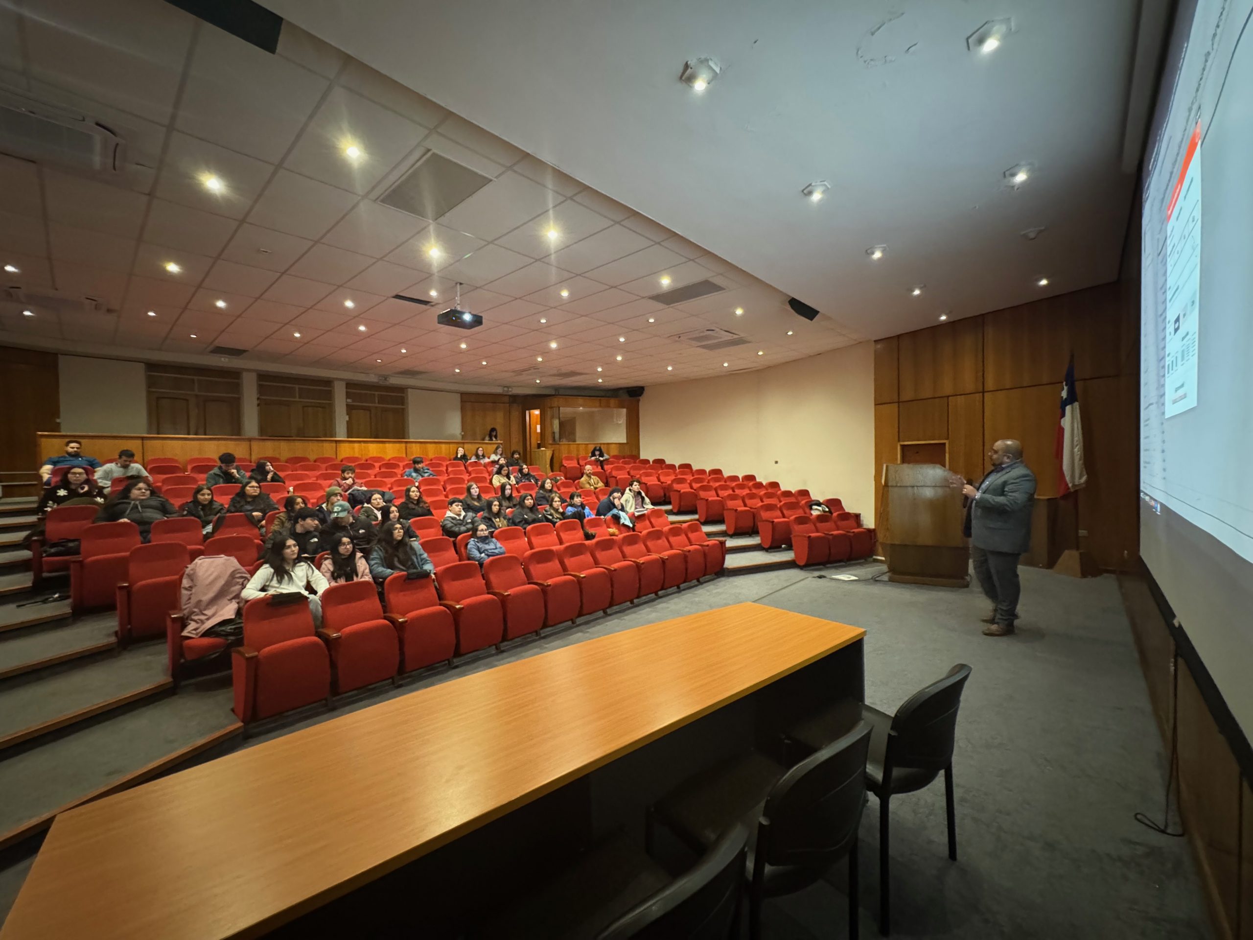 Auditorio de la Facultad de Medicina durante capacitación de recursos bibliográficos digitales