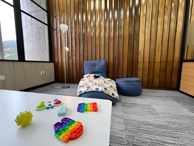 Sala de estudio acondicionada con sillones y artículos didácticos pensados en la neurodiversidad