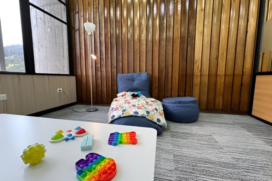 Sala de estudio acondicionada con sillones y artículos didácticos pensados en la neurodiversidad