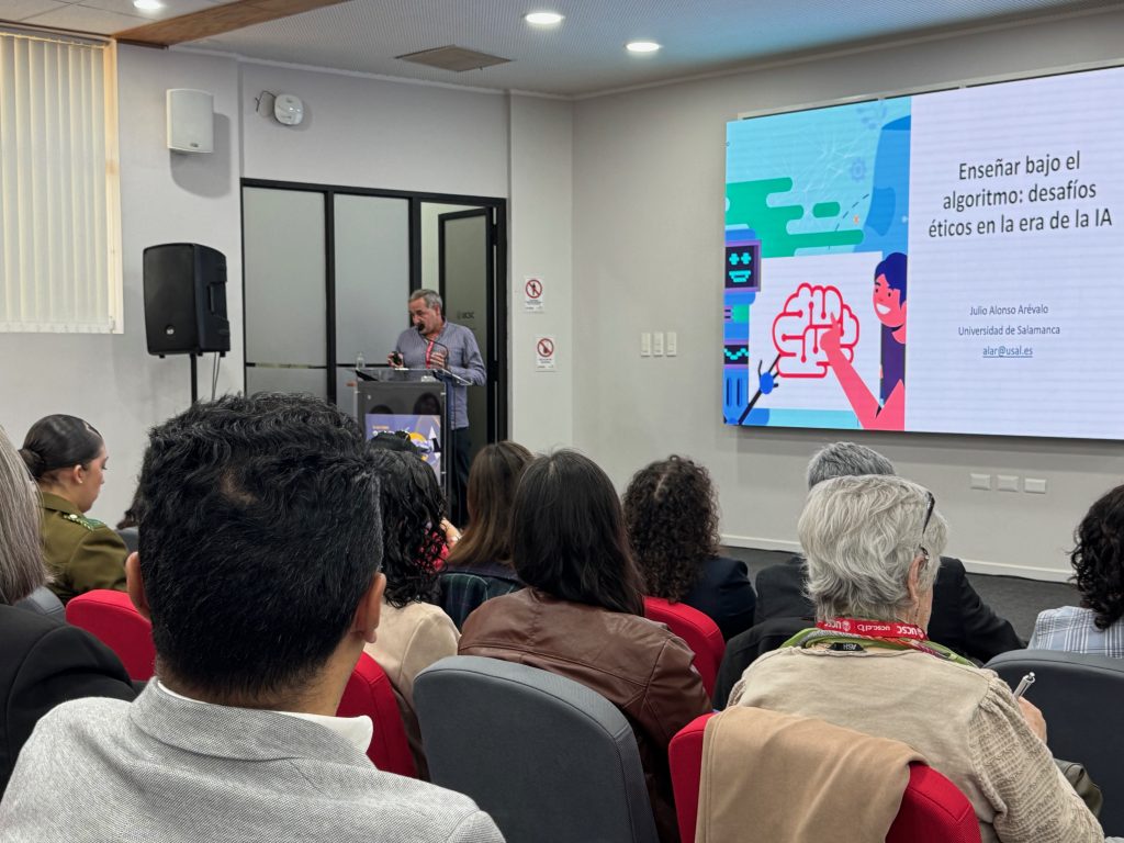 Académico expone en auditorio de la UCSC durante realización de seminario