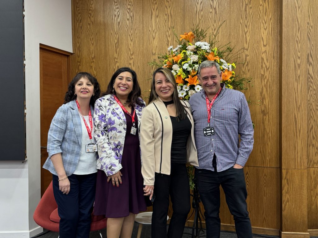 Foto grupal de autoridades universitarias en auditorio de la UCSC