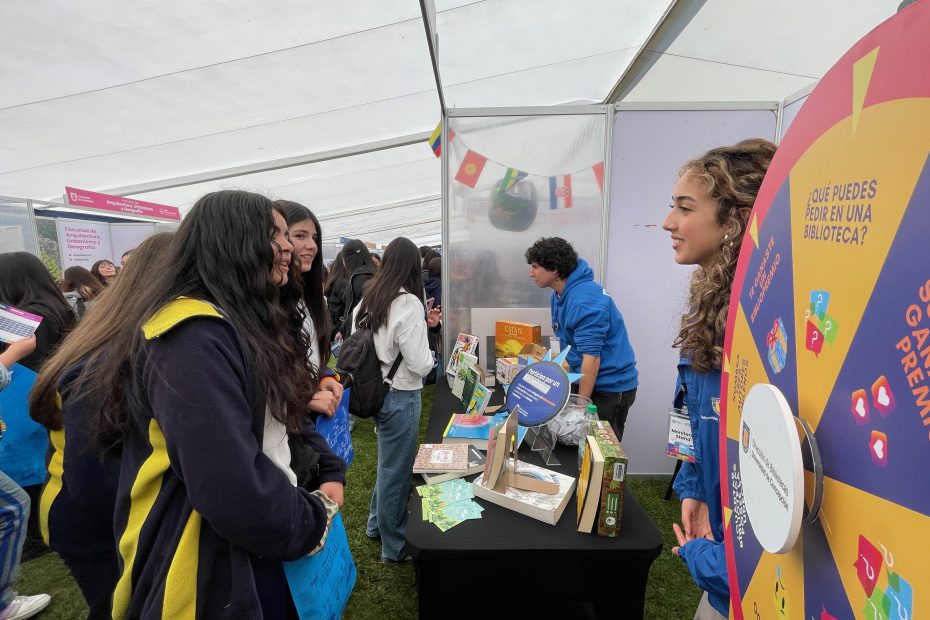Estudiantes visitan stand de Bibliotecas UdeC durante Feria Puertas Abiertas