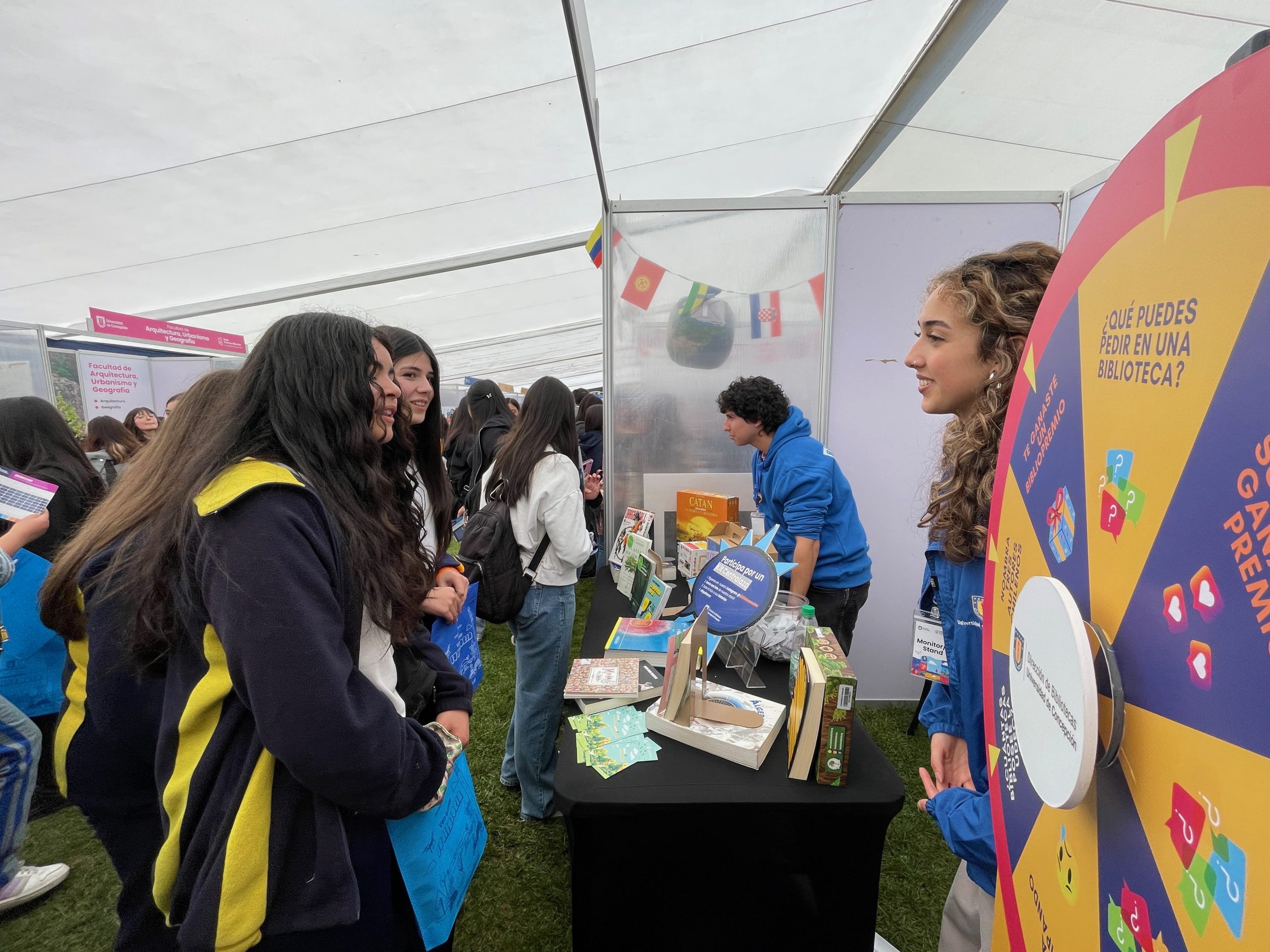 Estudiantes visitan stand de Bibliotecas UdeC durante Feria Puertas Abiertas