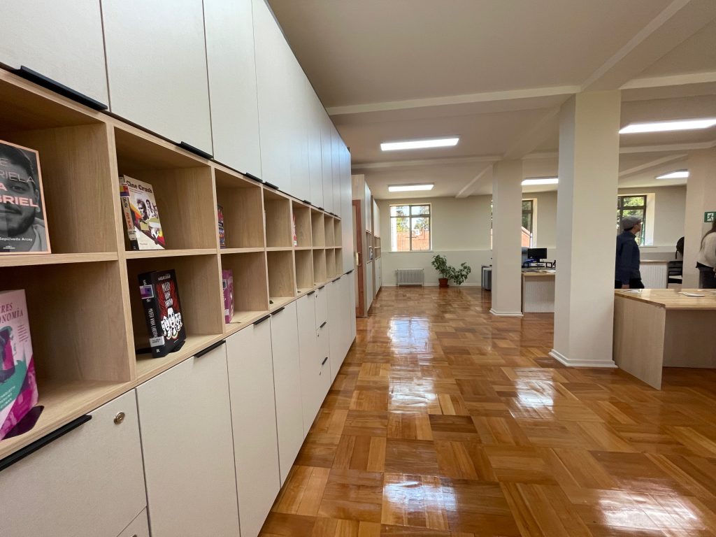 Una de las estanterías de la renovada sala de estudio de la Biblioteca del Campus Chillán UdeC