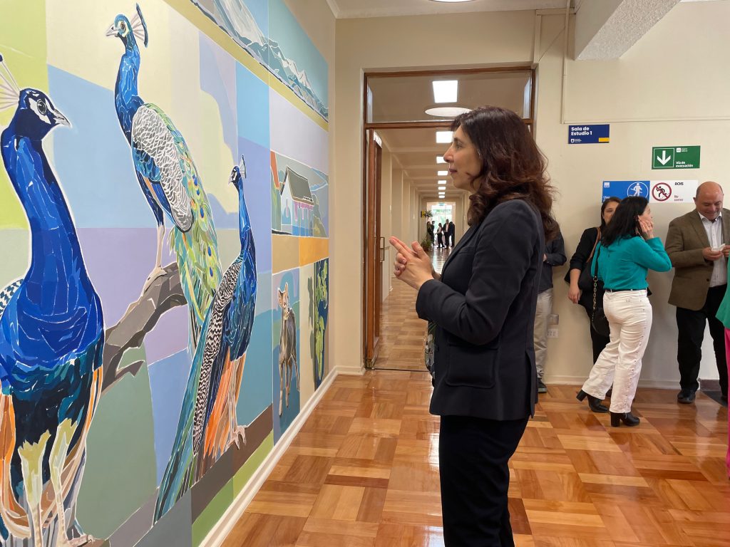 Vicerrectora UdeC observa mural de la reinaugurada Sala de Estudio de la Biblioteca del Campus Chillán.