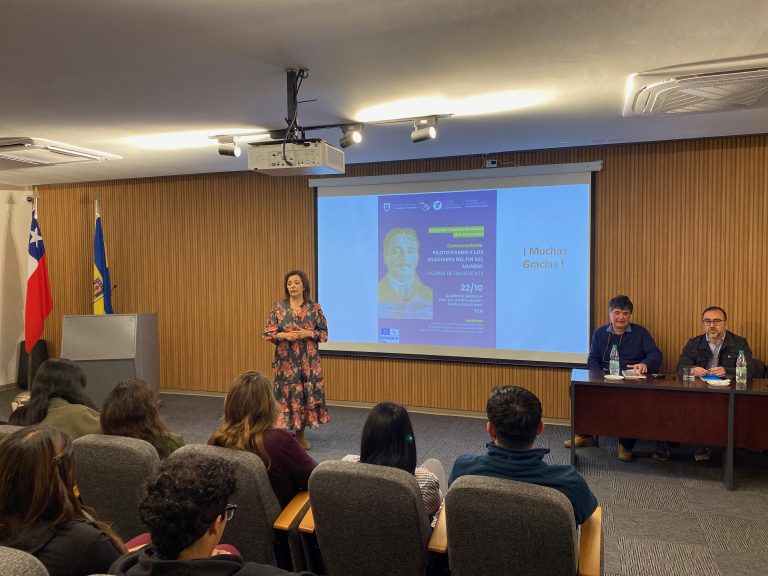 Jefa de Biblioteca FCA expone en auditorio EULA