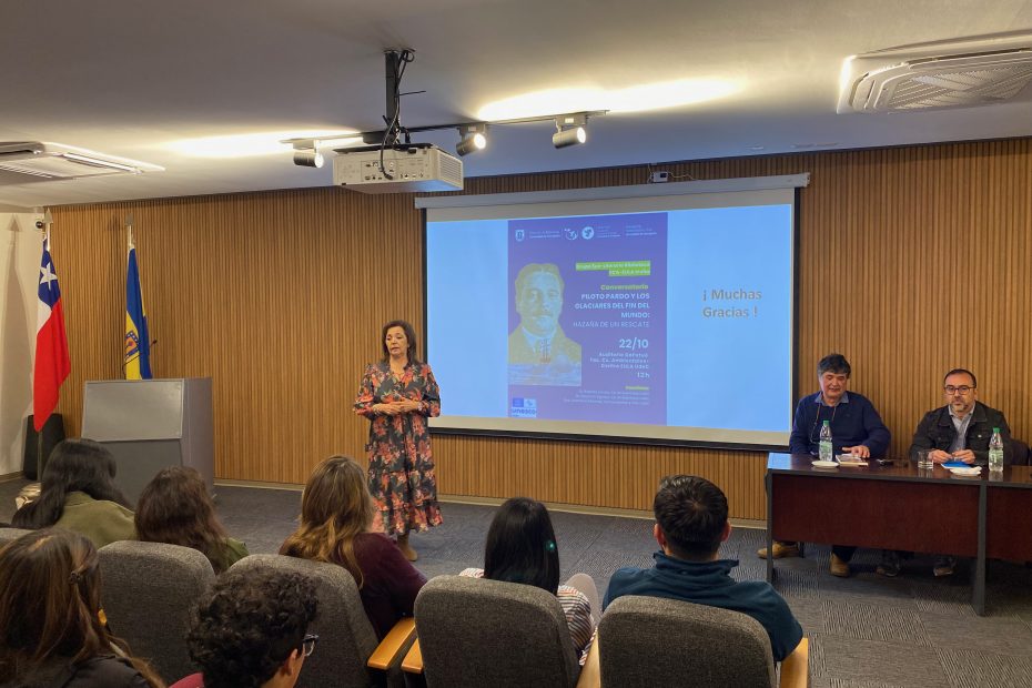 Jefa de Biblioteca FCA expone en auditorio EULA