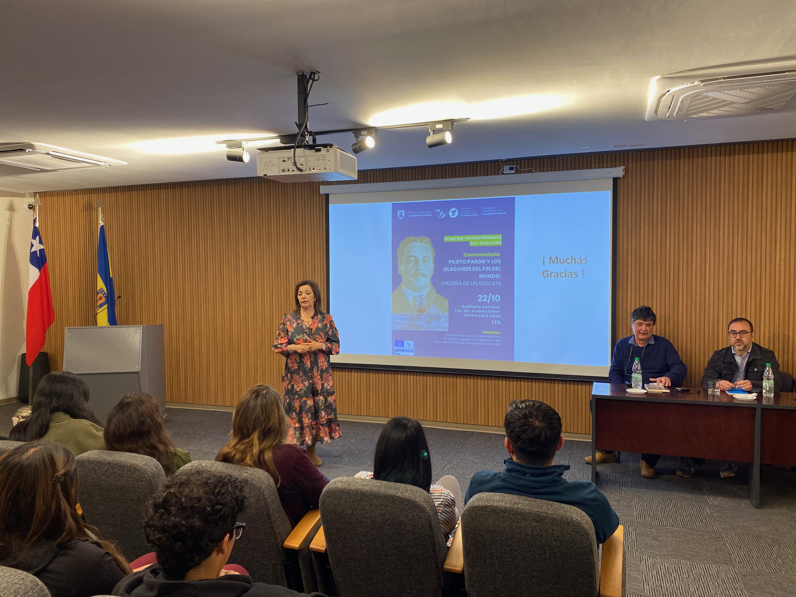 Jefa de Biblioteca FCA expone en auditorio EULA