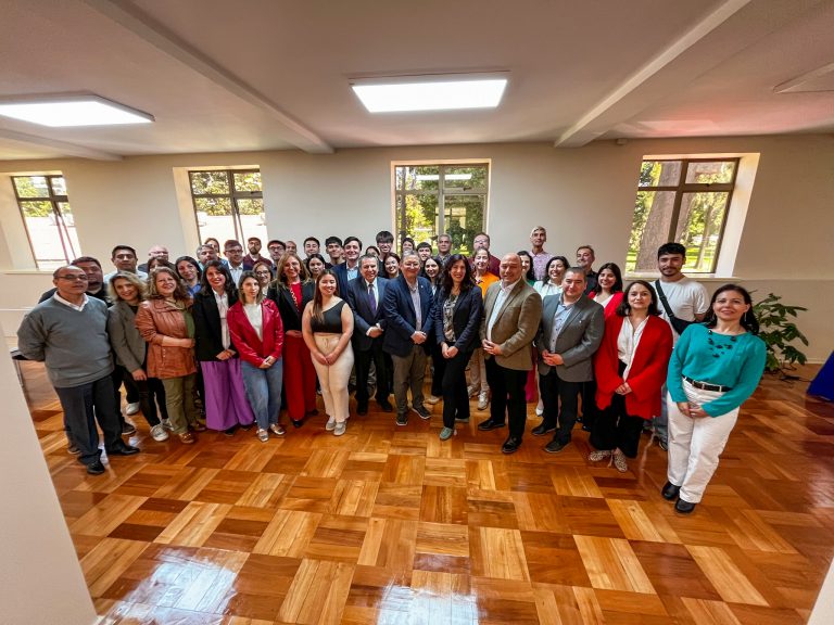 Fotografía grupal de autoridades UdeC en nueva Sala de Estudio de la Biblioteca Campus Chillán