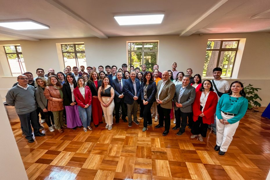 Fotografía grupal de autoridades UdeC en nueva Sala de Estudio de la Biblioteca Campus Chillán
