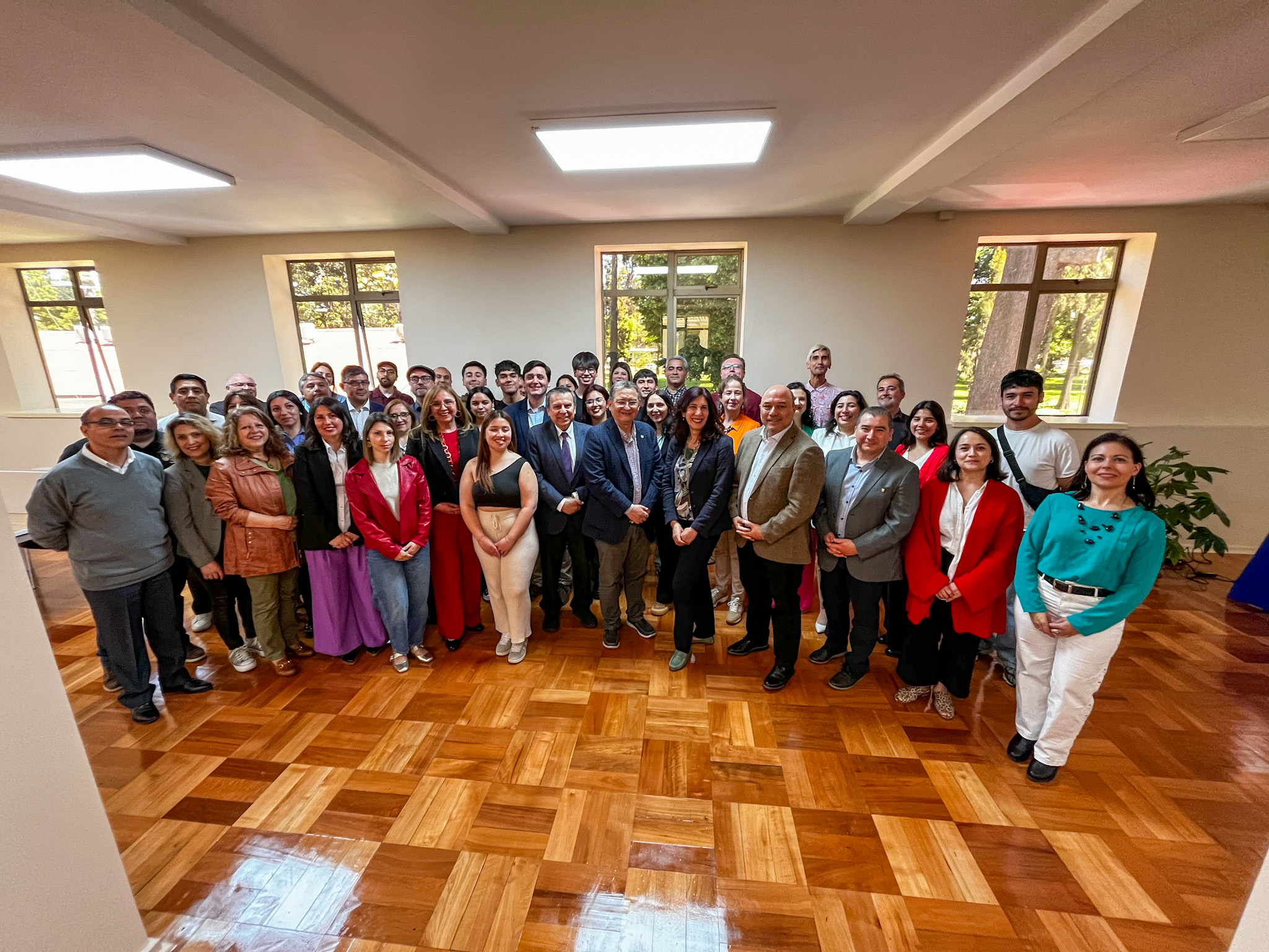 Fotografía grupal de autoridades UdeC en nueva Sala de Estudio de la Biblioteca Campus Chillán