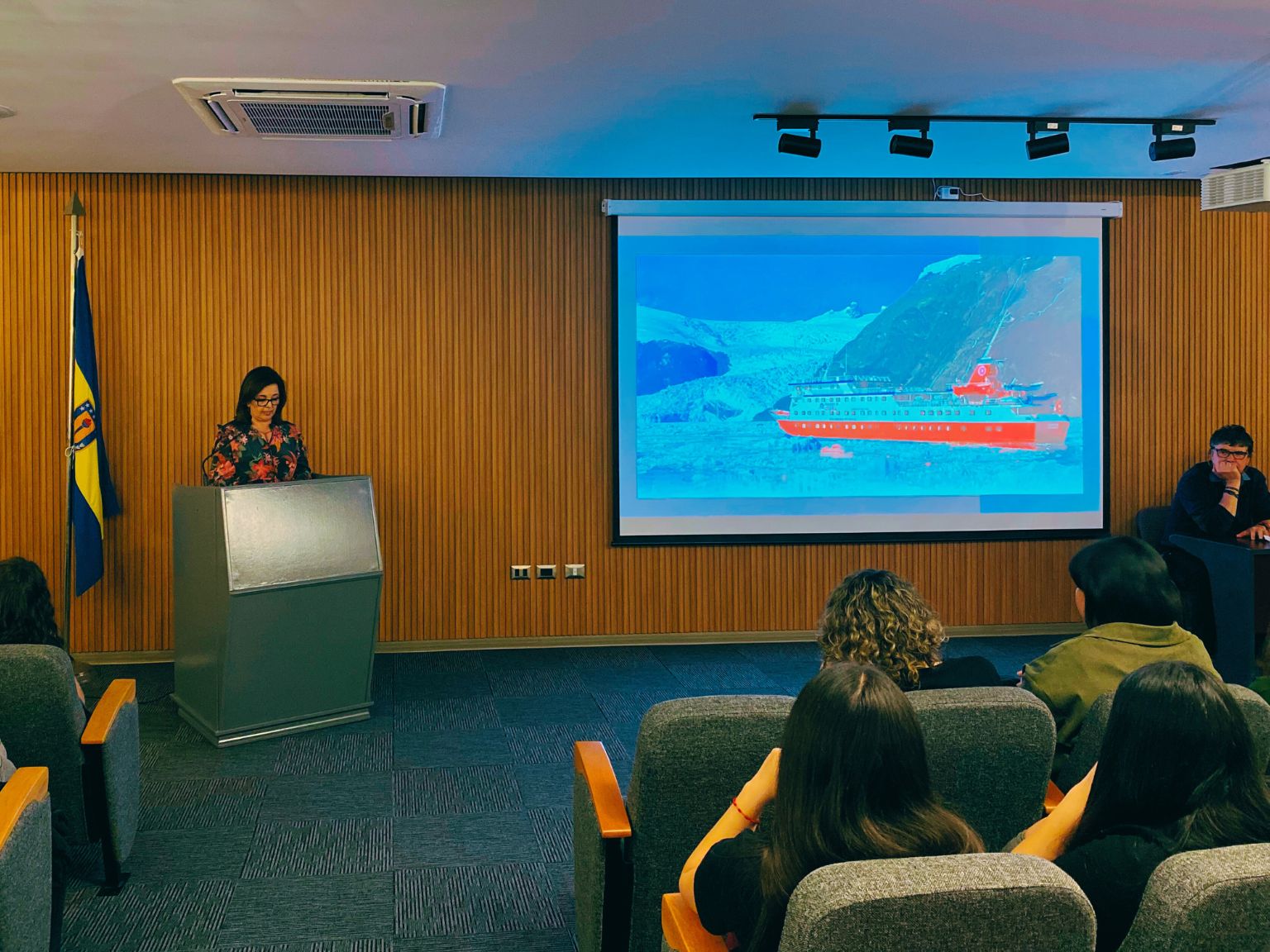 Jefa de Biblioteca FCA expone en auditorio EULA