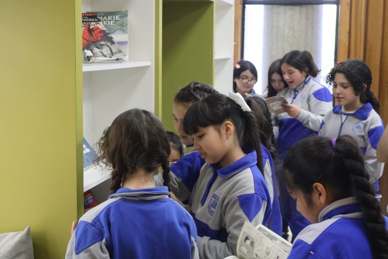 Estudiantes de educación básica revisan libros en comiteca de la Biblioteca Central