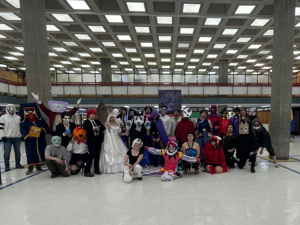 Fotografía grupal de algunos participantes en pasarela realizada en Biblioteca Central por Halloween