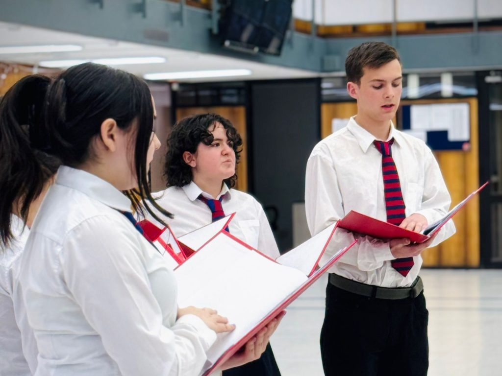 Estudiantes del Lycée Charles de Gaulle interpretan pieza coral en el hall de la Biblioteca Central