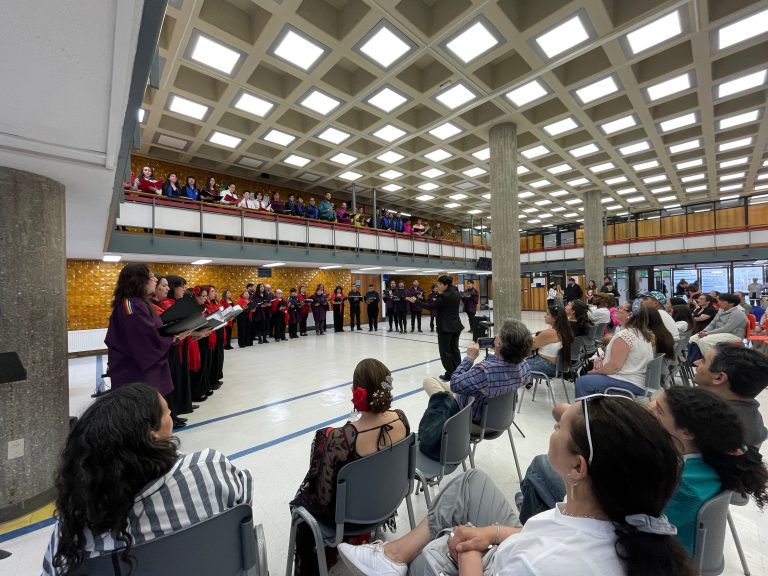 Vista general del hall de Biblioteca Central durante muestra coral