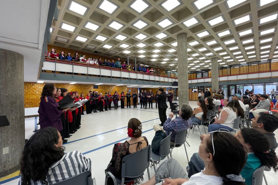 Vista general del hall de Biblioteca Central durante muestra coral
