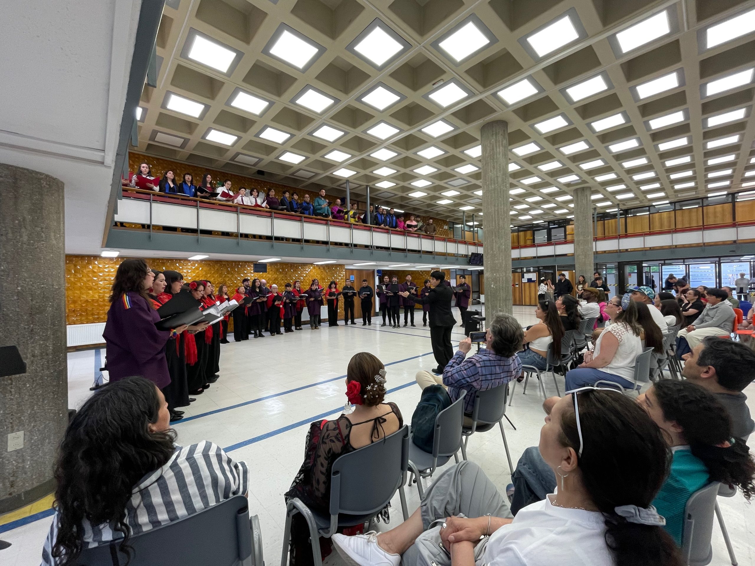 Vista general del hall de Biblioteca Central durante muestra coral