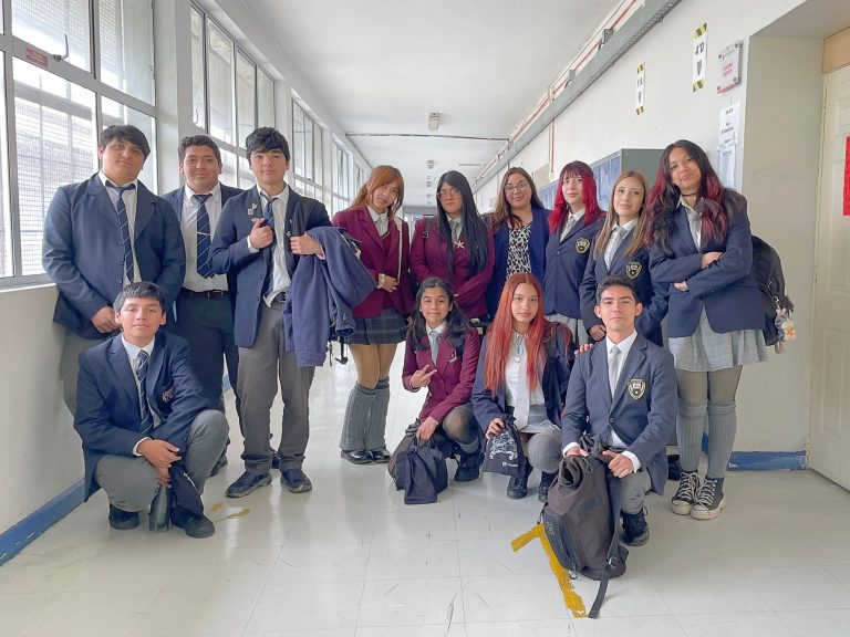 Fotografía grupal de estudiantes asistentes a taller dictado por equipo de Sala Chile