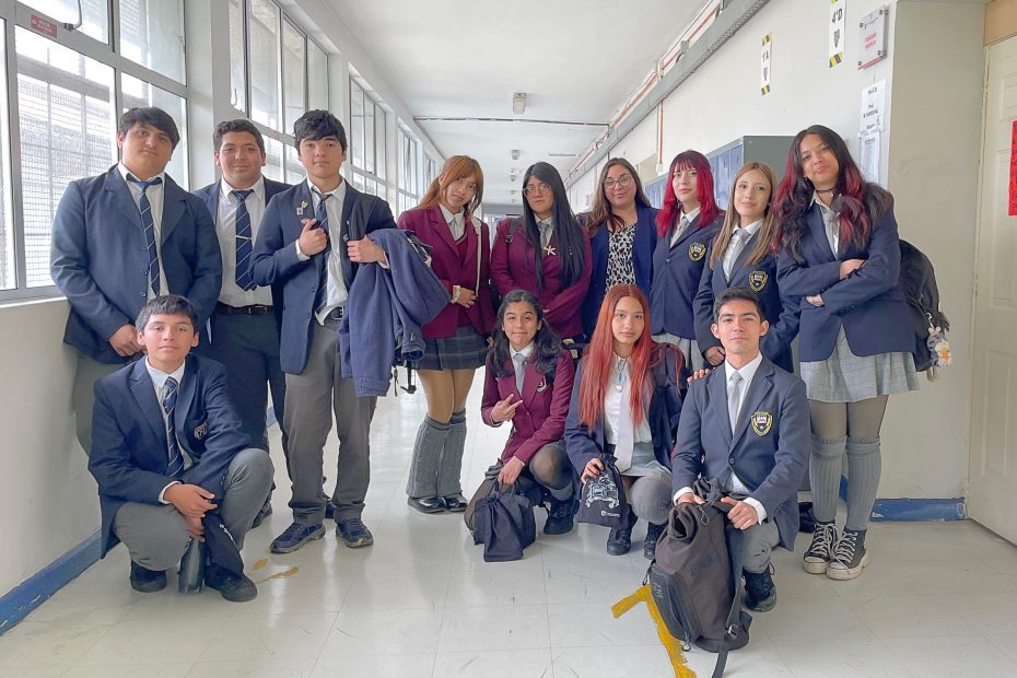 Fotografía grupal de estudiantes asistentes a taller dictado por equipo de Sala Chile