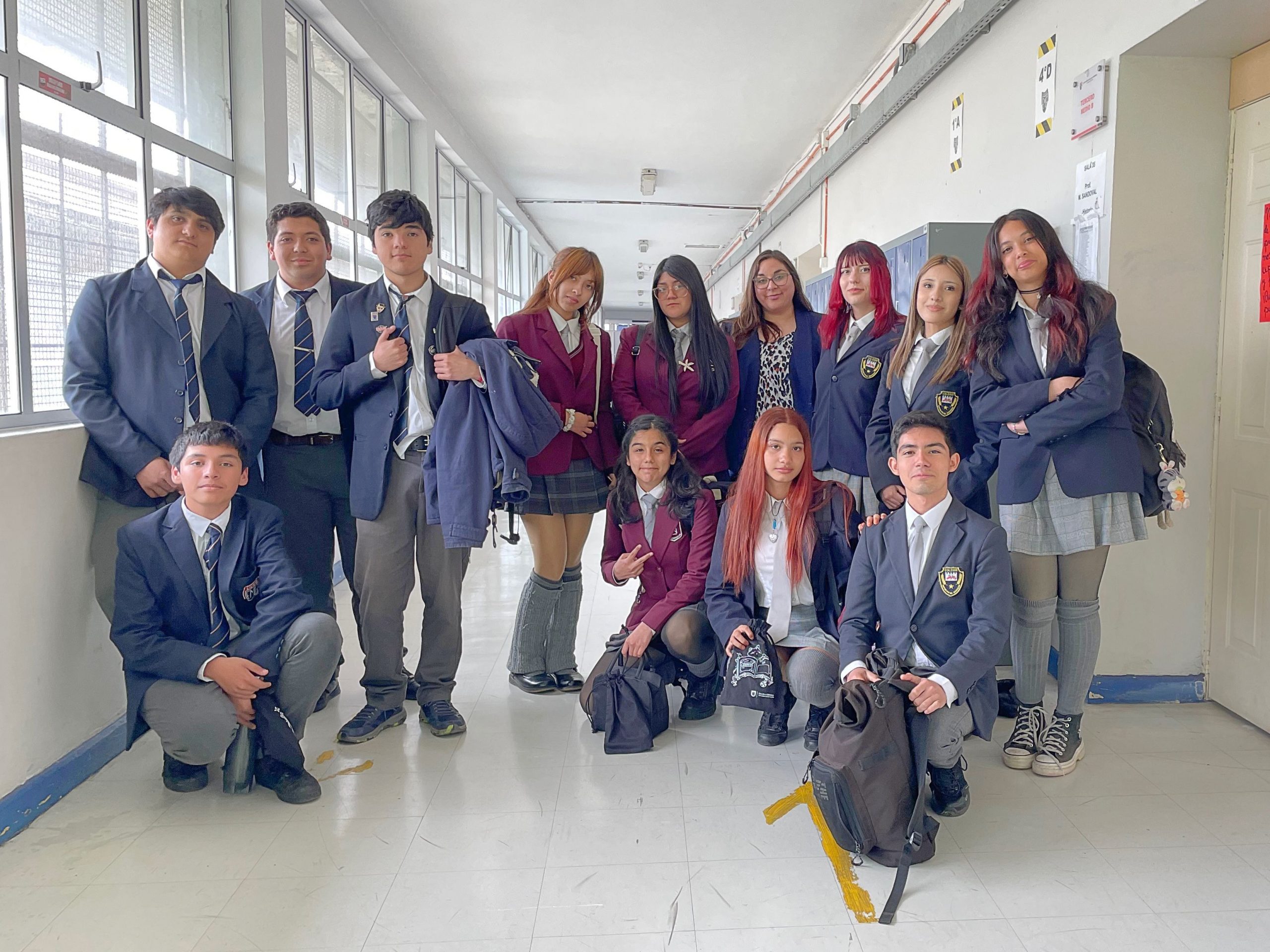 Fotografía grupal de estudiantes asistentes a taller dictado por equipo de Sala Chile