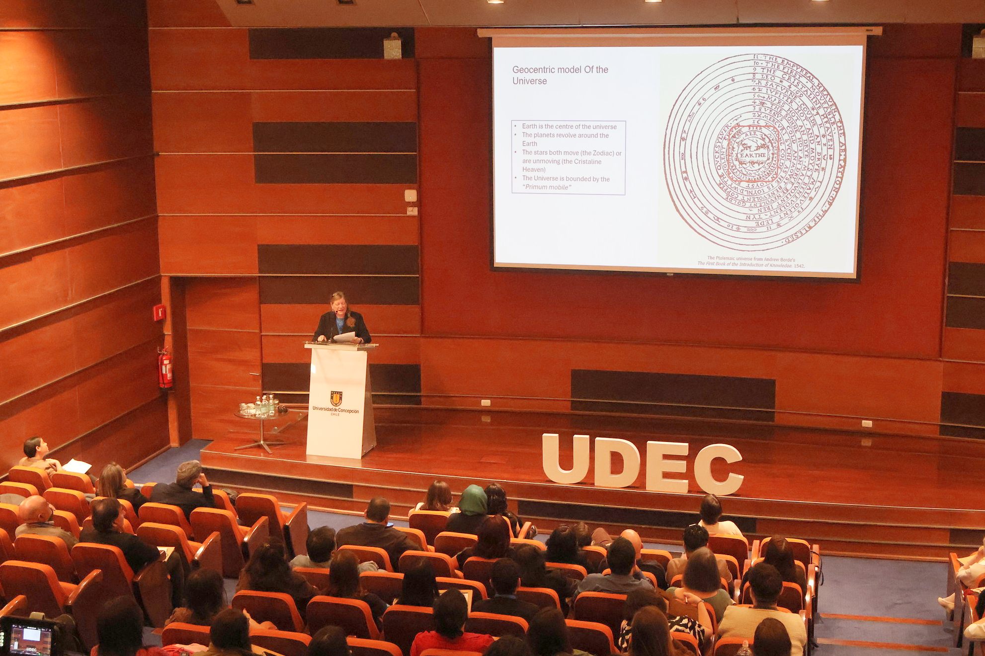 Académica expone en auditorio de la Unidad Santiago de la UdeC.
