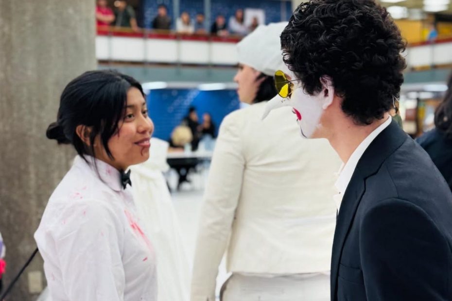 Estudiantes disfrazados conversan en hall de la Biblioteca Central