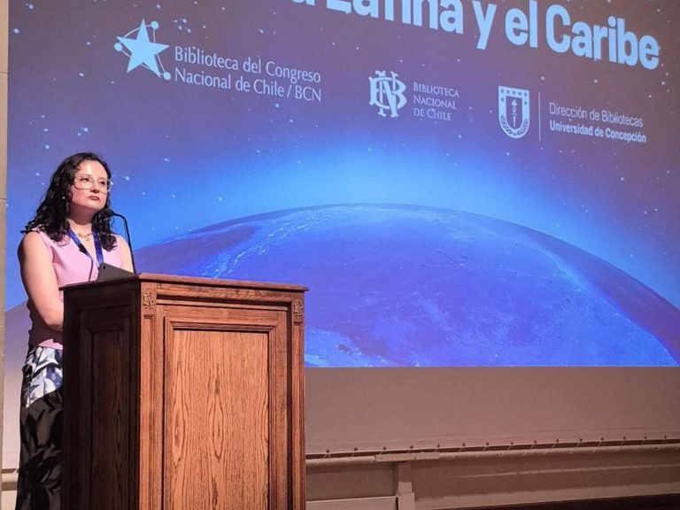 Subdirectora de Bibliotecas UdeC expone en auditorio de Biblioteca Nacional
