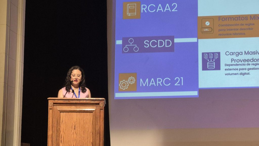 Subdirectora de Bibliotecas UdeC expone en auditorio de Biblioteca Nacional