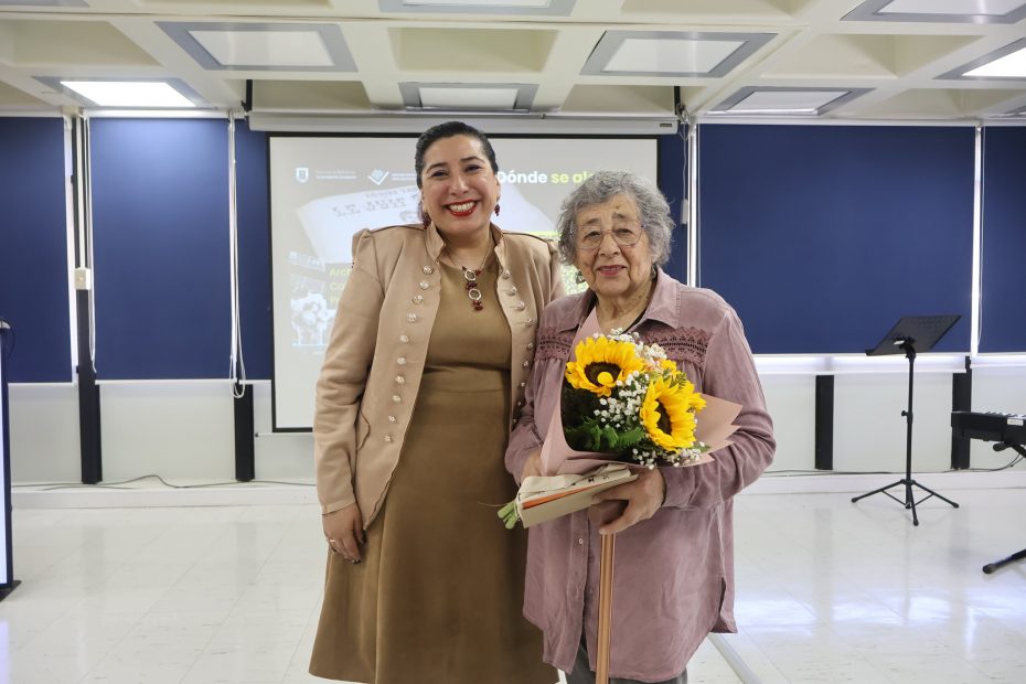 Directora de Bibliotecas UdeC entrega flores a folclorista Patricia Chavarría