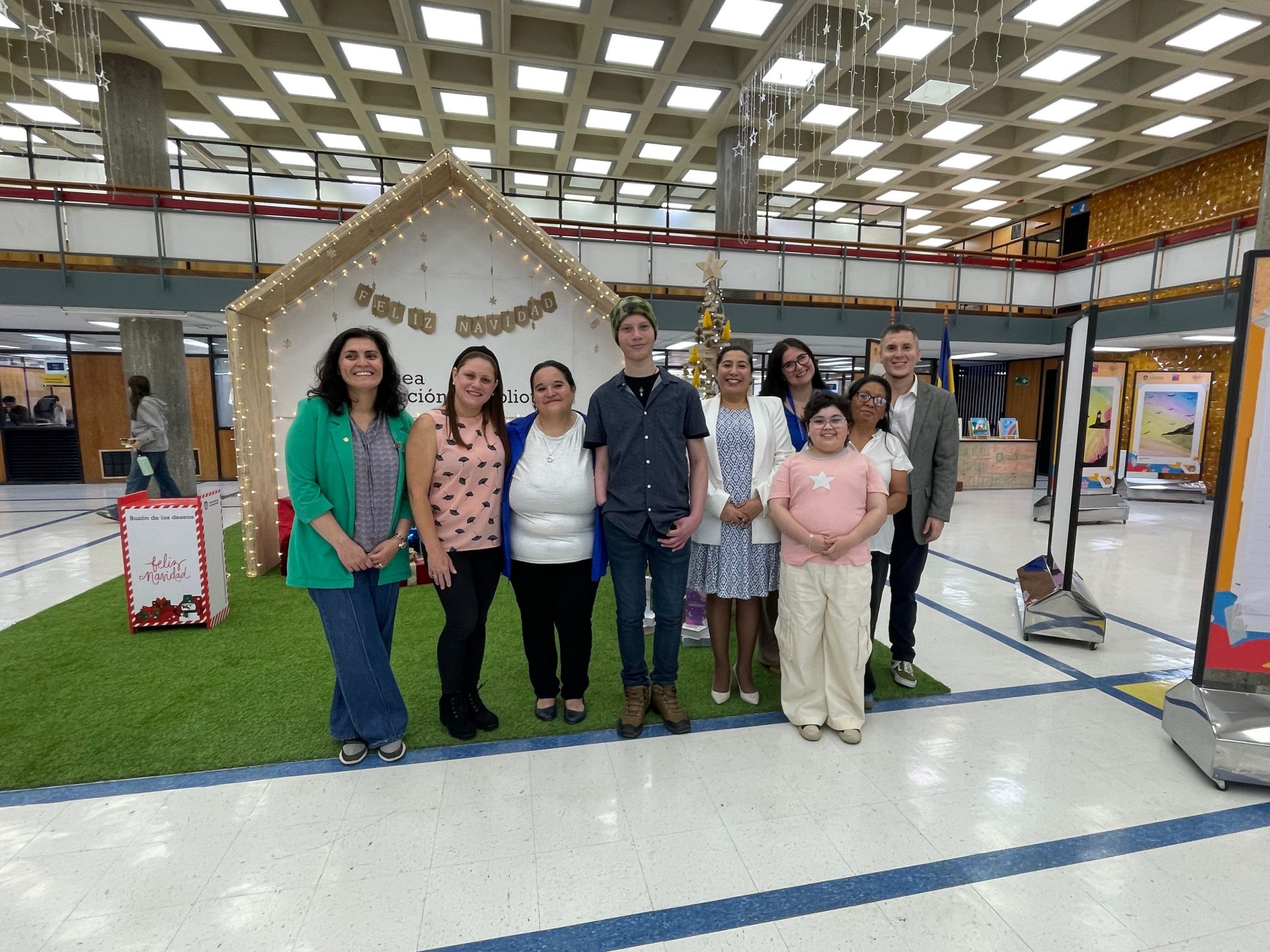 Fotografía grupal del equipo de Bibliotecas UdeC junto a integrantes del Servicio de Oncopediatría del Hospital Guillermo Grant Benavente