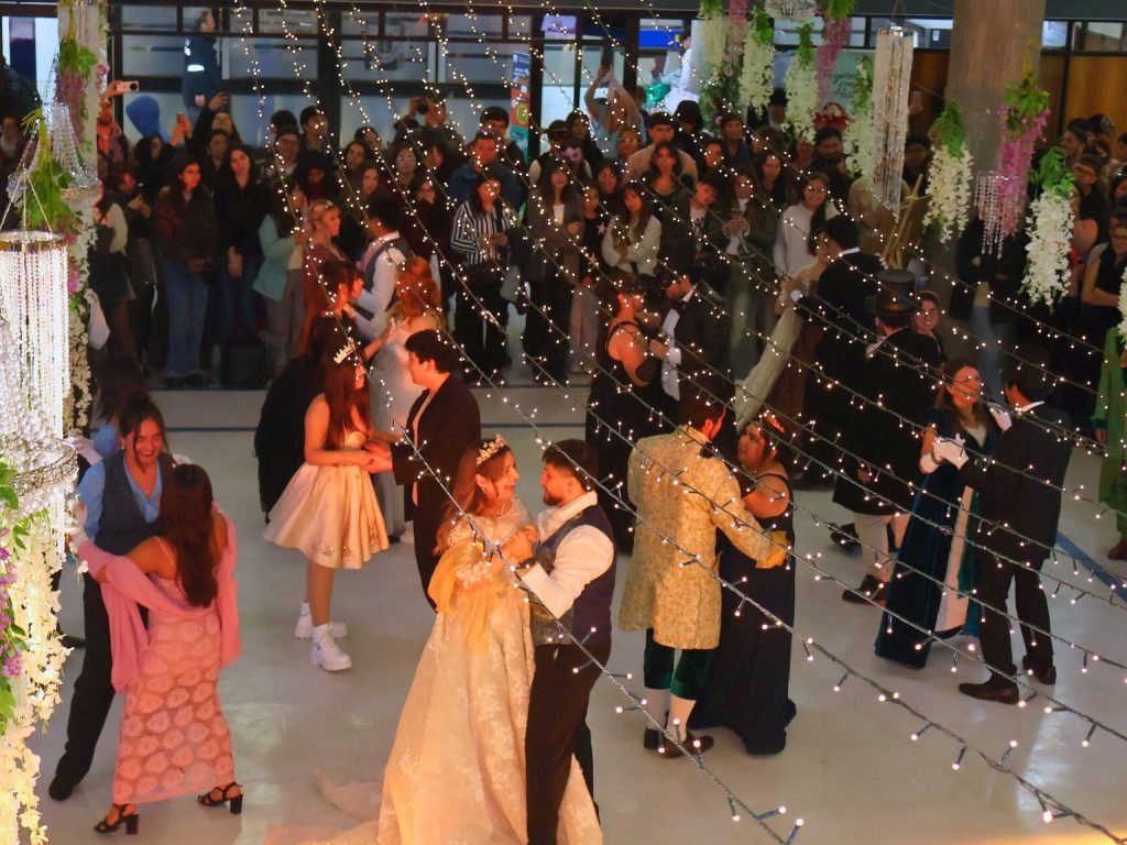Imagen de archivo que muestra a comunidad bailando durante evento por Mes del Libro en Biblioteca Central