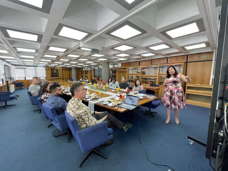 Directora de Bibliotecas UdeC expone ante delegadas y delegados de facultad en Salón Azul de Biblioteca Central