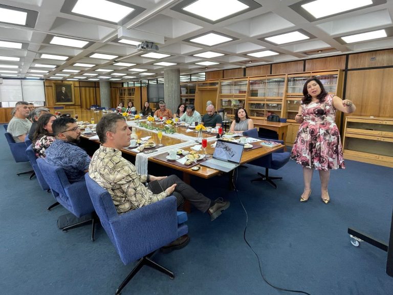 Directora de Bibliotecas UdeC expone ante delegadas y delegados de facultad en Salón Azul de Biblioteca Central