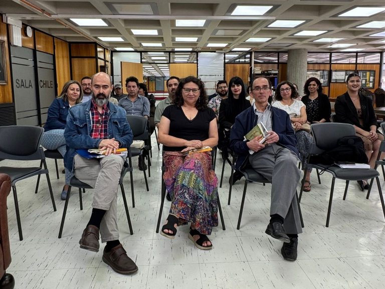Fotografía grupal de participantes en presentación de libro sobre historia de trabajadoras y trabajadores en Chile