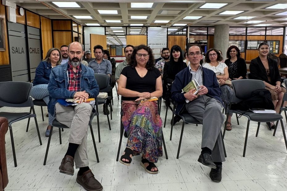 Fotografía grupal de participantes en presentación de libro sobre historia de trabajadoras y trabajadores en Chile