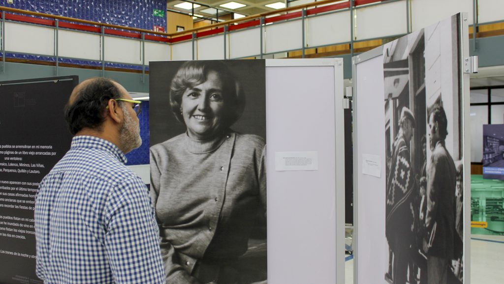 Asistentes a Biblioteca Central UdeC observan paneles de exposición fotográfica instalada en hall Central