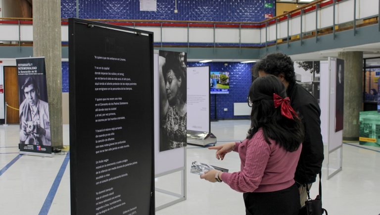 Asistentes a Biblioteca Central UdeC observan paneles de exposición fotográfica instalada en hall Central