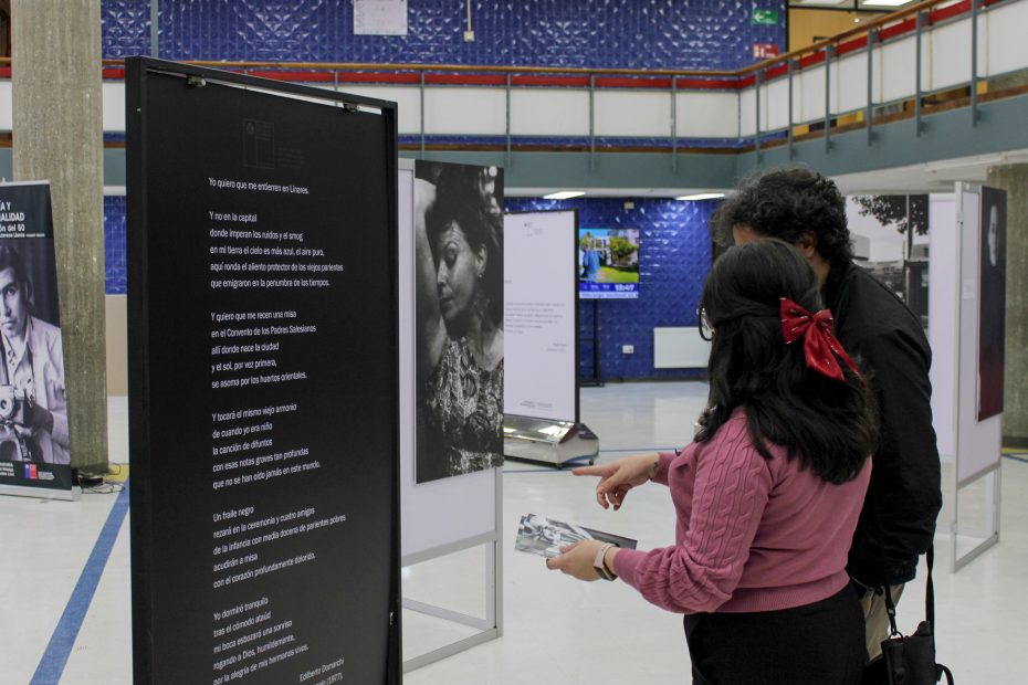 Asistentes a Biblioteca Central UdeC observan paneles de exposición fotográfica instalada en hall Central
