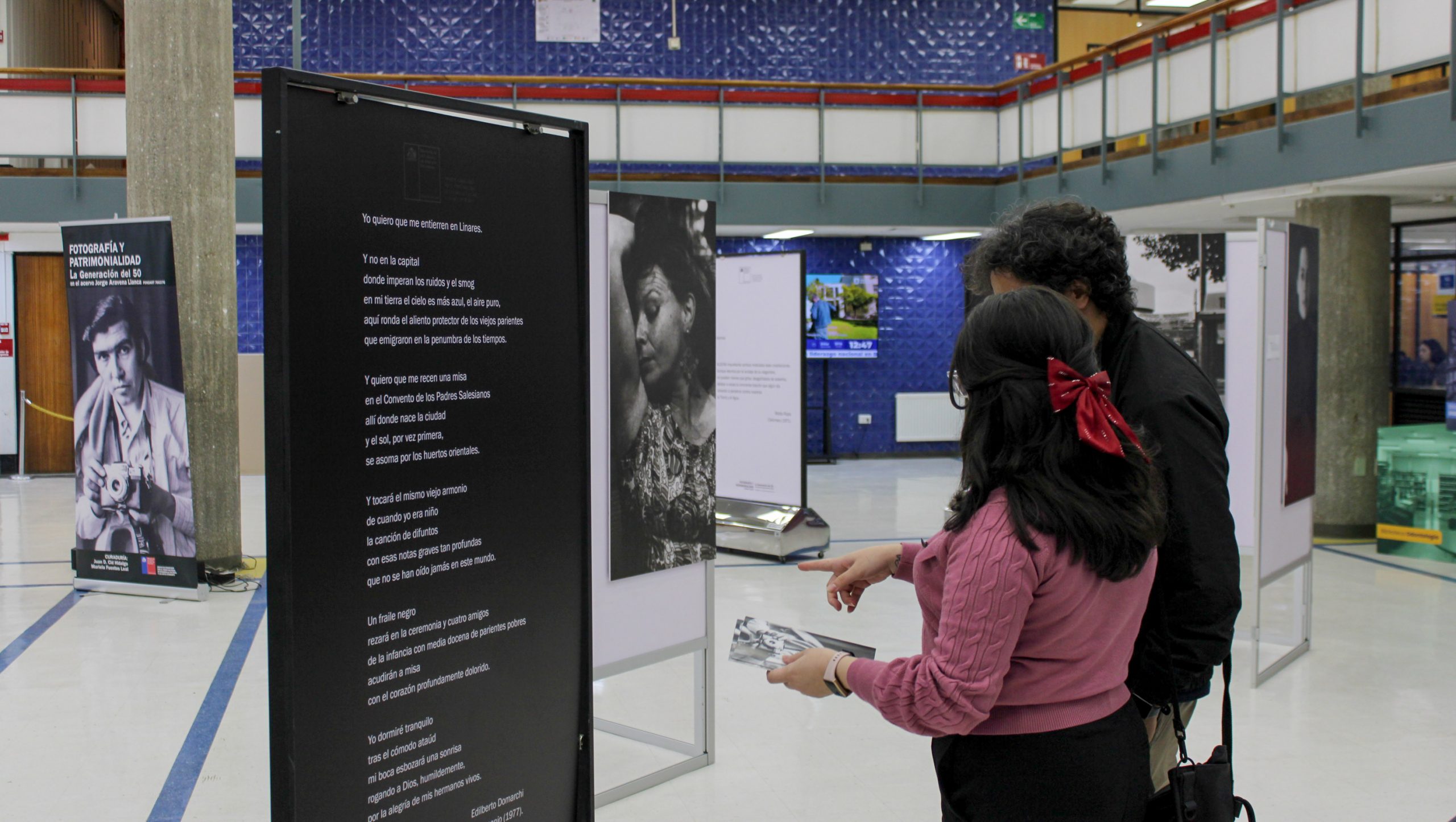 Asistentes a Biblioteca Central UdeC observan paneles de exposición fotográfica instalada en hall Central