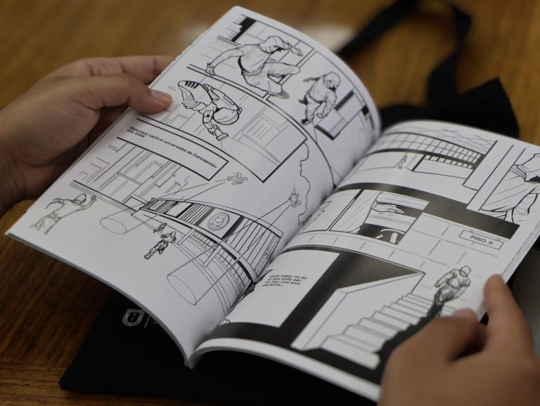 Persona revisa tercera edición de libro Bibliocomic